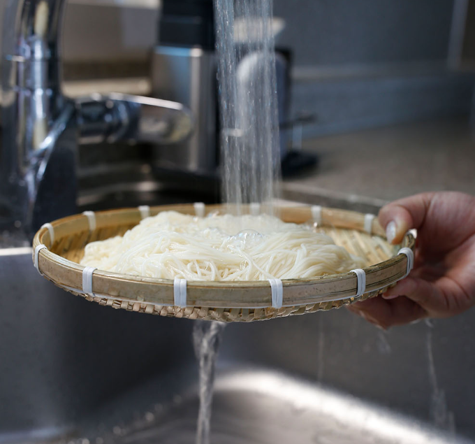 Home Art Round Bamboo Wicker Trays - 3 Sizes - 25cm (9.8") / 30cm (11.8") / 35cm (13.8")